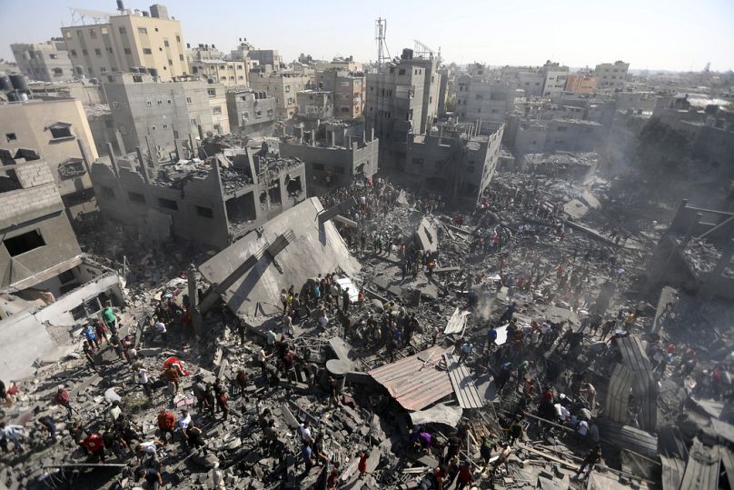 Des Palestiniens inspectent les décombres de bâtiments détruits suite aux frappes aériennes israéliennes sur la ville de Khan Younis, dans le sud de la bande de Gaza, le jeudi 26 octobre 2023.