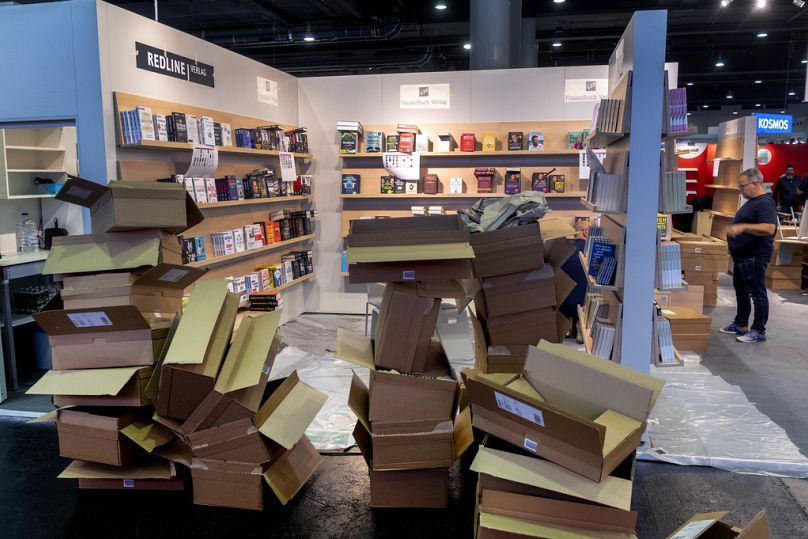 Des gens préparent un stand pour la Foire du livre de Francfort, en Allemagne, le mardi 17 octobre 2023.