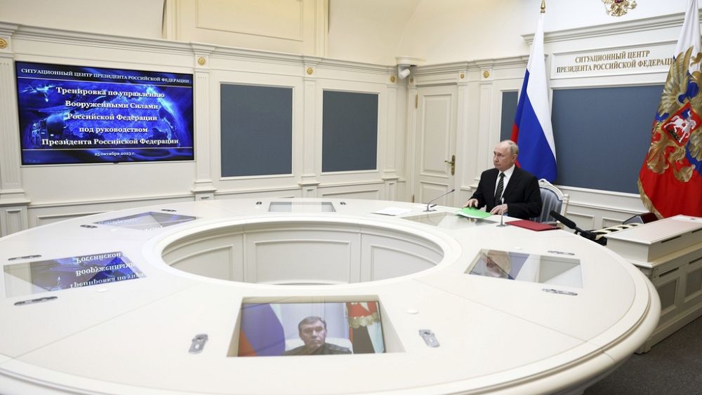 Le président russe Poutine supervise les exercices d’essais nucléaires russes depuis Moscou