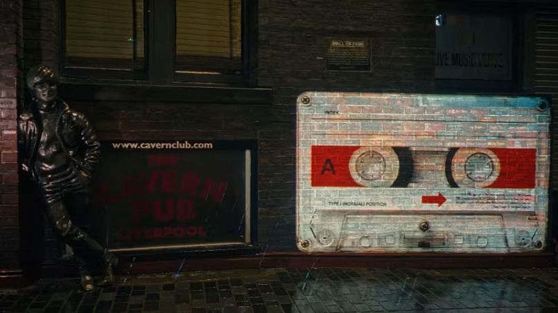La mystérieuse cassette projetée sur le mur du Cavern Club