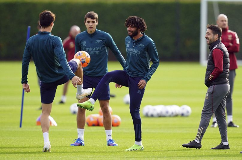 Mohamed Elneny, d'Arsenal&apos, au centre, assiste à une séance de formation au centre de formation de London Colney, Hertfordshire, Angleterre, le lundi 23 octobre 2023.