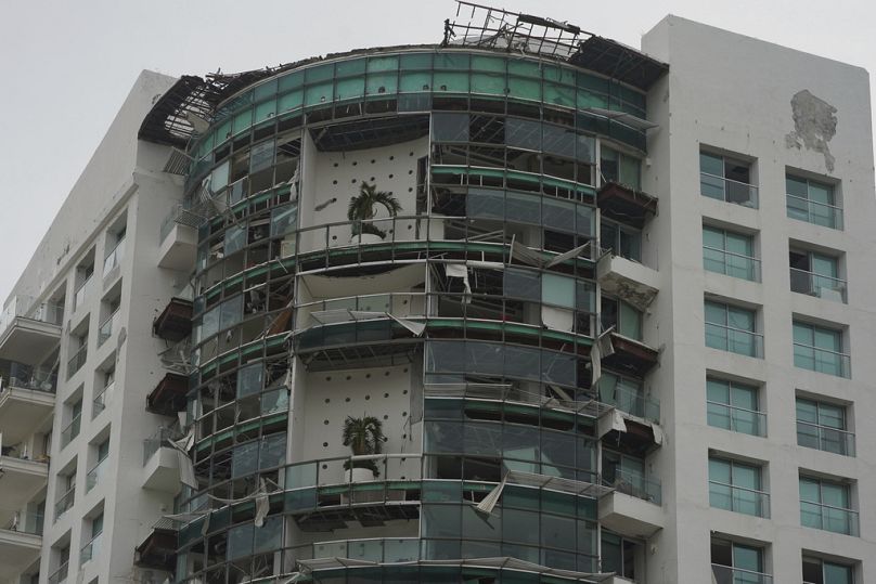 Un bâtiment endommagé se dresse après que l'ouragan Otis a dévasté Acapulco, au Mexique, le mercredi 25 octobre 2023.