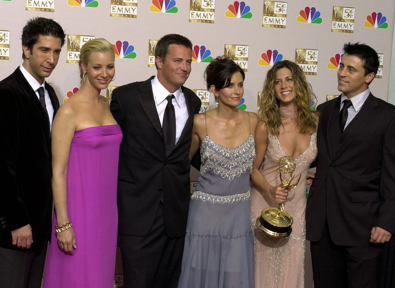 DOSSIER – David Schwimmer, Lisa Kudrow, Matthew Perry, Courteney Cox, Jennifer Aniston et Matt LeBlanc posent après