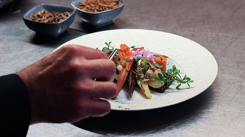 Le chef Laurent Veyet apporte la touche finale à son plat le plus apprécié dans son restaurant Inoveat, à Paris.