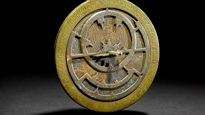 Gros plan sur l'astrolabe en bronze vieux de plus de 1000 ans en vente à Londres