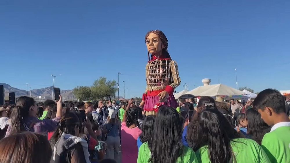 Une marionnette géante appelée Petite Amal visite la frontière américano-mexicaine