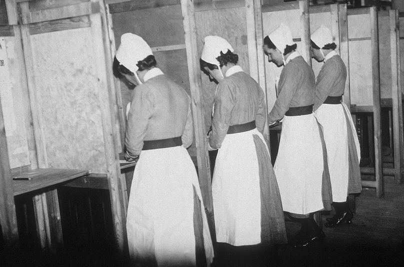 Infirmières de l'hôpital Great Ormond Street, enregistrant leurs votes dans l'isoloir de Londres, vers 1935