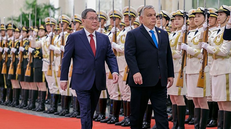 Le Premier ministre hongrois Viktor Orbán et son homologue chinois Li Qiang à Pékin, le 16 octobre 2023.