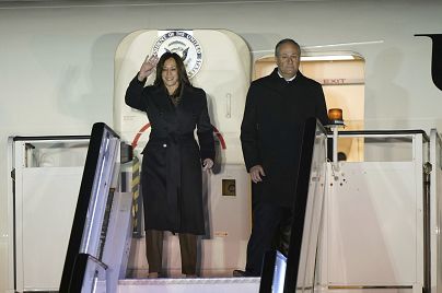 La vice-présidente américaine Kamala Harris, accompagnée de son mari Douglas Emhoff, arrive à l'aéroport de Stansted pour sa visite au Royaume-Uni afin d'assister au sommet sur la sécurité de l'IA.