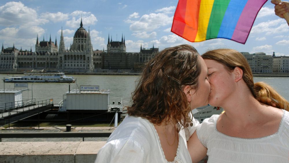 La Hongrie interdit aux moins de 18 ans l'accès à une exposition de photos sur du contenu LGBT+