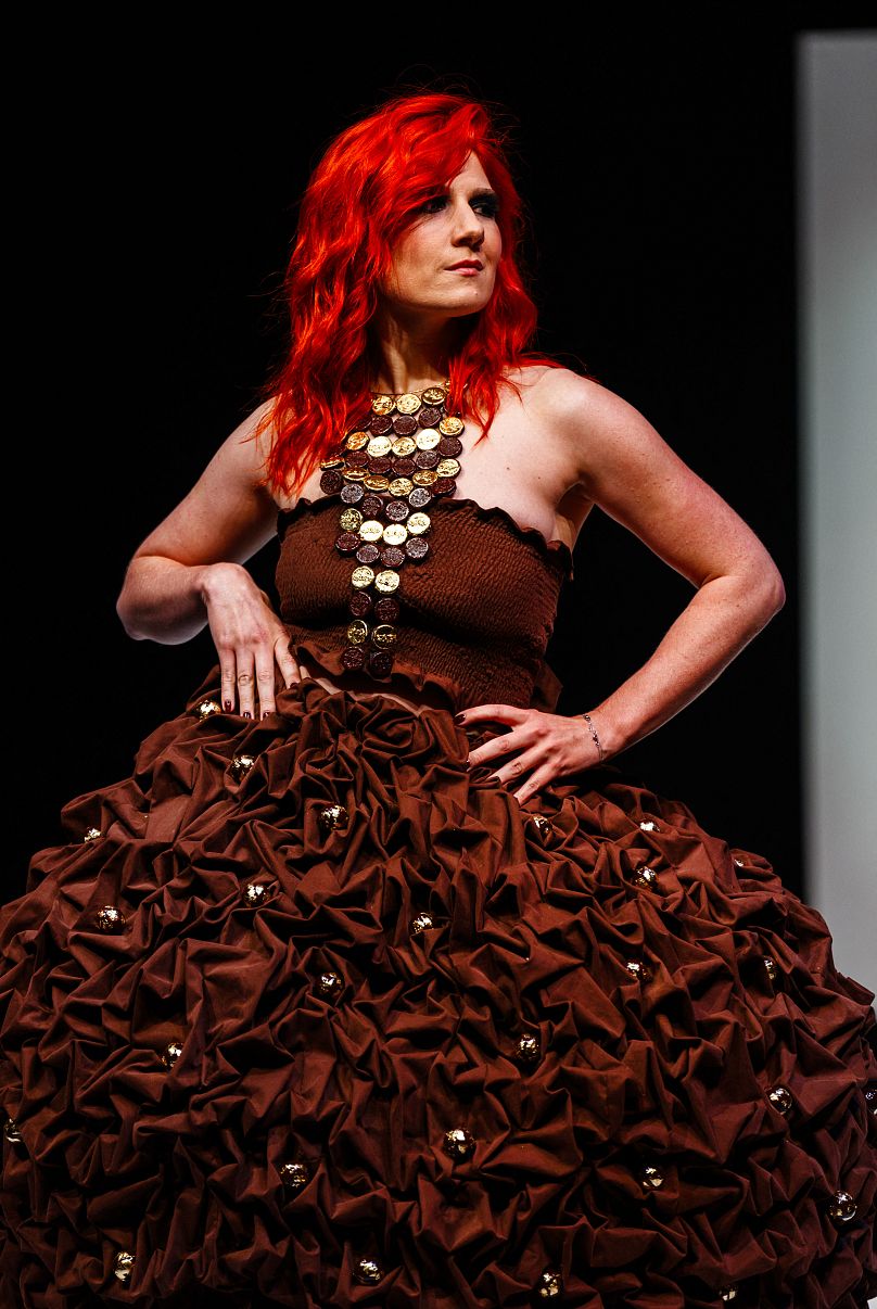 La chanteuse française Adeline Toniutti défile lors du défilé de robes en chocolat lors du Salon du Chocolat de Paris 2023 à Paris le 27 octobre 2023.