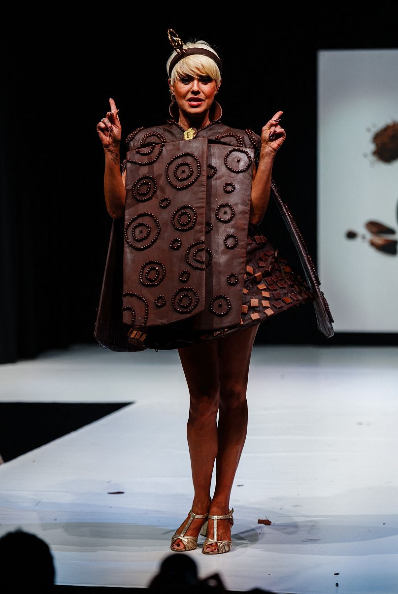 La danseuse australienne Katrina Patchett défile lors du défilé de robes en chocolat lors du Salon du Chocolat de Paris 2023 à Paris le 27 octobre 2023.
