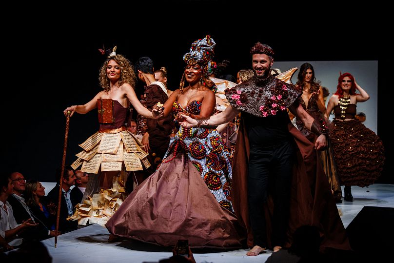 Des mannequins défilent lors du défilé de robes en chocolat lors du Salon du Chocolat de Paris 2023 à Paris le 27 octobre 2023.