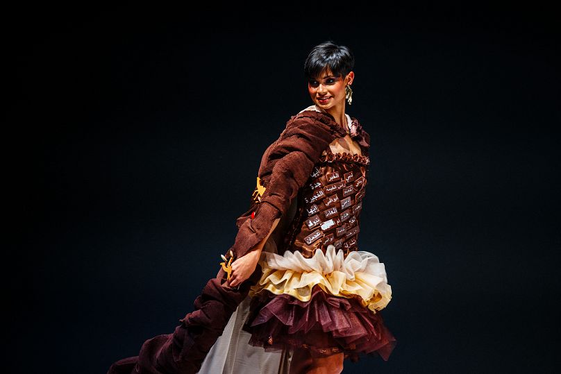 Le mannequin français Eve Gilles défile lors du défilé de robes en chocolat lors du Salon du Chocolat de Paris 2023 à Paris le 27 octobre 2023.