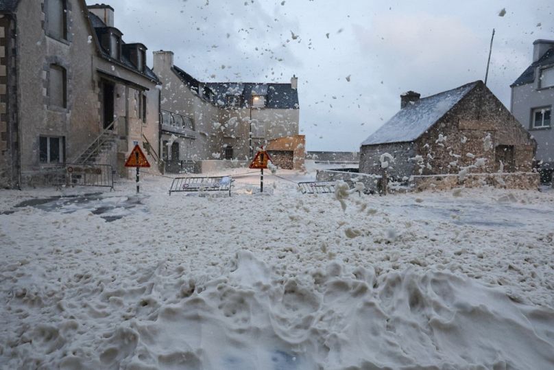 Écume de mer dans les rues de Penmarc'h, dans l'ouest de la France, le 2 novembre, alors que la tempête Ciaran frappe la région.