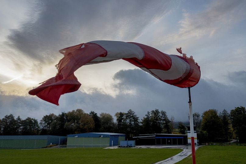 Un cône de vent se déplace dans un petit aéroport de Wehrheim, près de Francfort, novembre 2023
