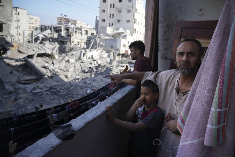 Un Palestinien souligne la destruction causée par le bombardement israélien de la bande de Gaza dans le camp de réfugiés de Maghazi, le vendredi 3 novembre 2023.