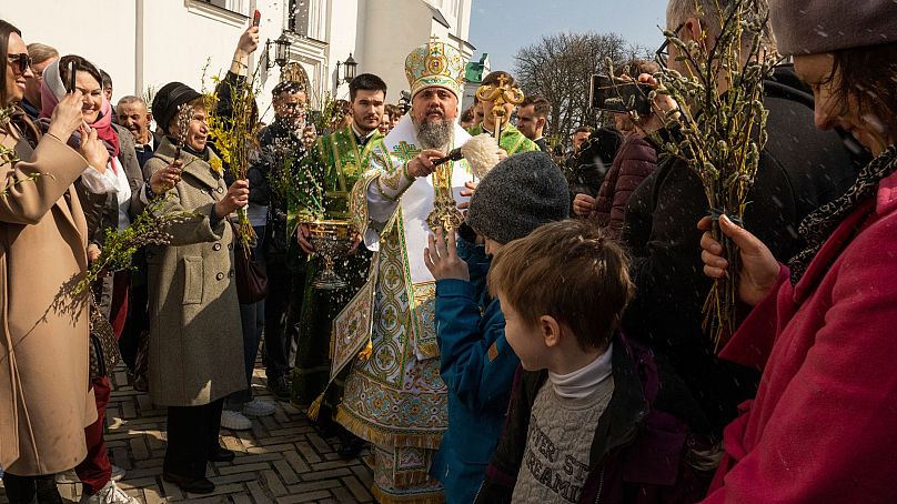 Le métropolite Épiphane, chef de l'Église orthodoxe d'Ukraine, bénit les fidèles célébrant le dimanche des Rameaux au monastère de la Laure de Kiev-Petchersk, le 9 avril 2023.