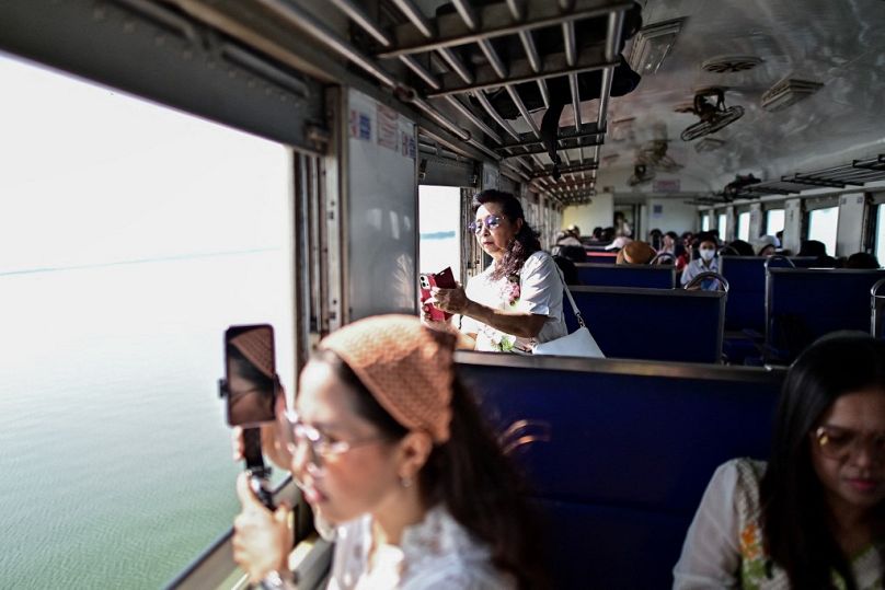 Les passagers à la recherche de selfies ont pu admirer la vue sur l'eau depuis les fenêtres du train.