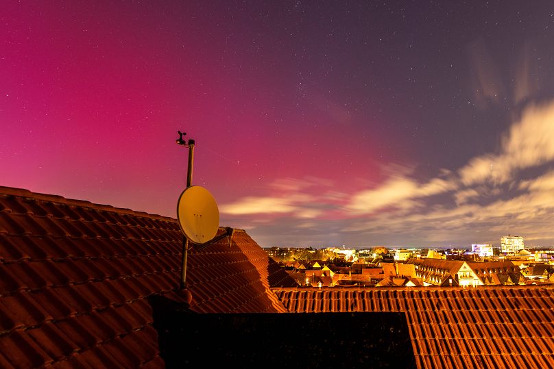 Les aurores boréales peuvent être vues le soir dans le ciel d'Oberursel, Hesse, Allemagne.