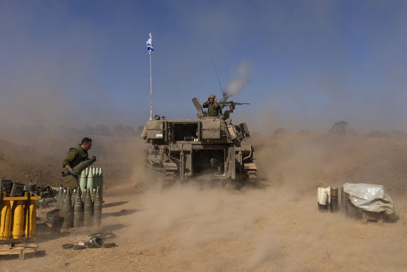Une unité d'artillerie mobile israélienne tire un obus depuis le sud d'Israël vers la bande de Gaza, dans une position proche de la frontière entre Israël et Gaza, le lundi 6 novembre 2023.