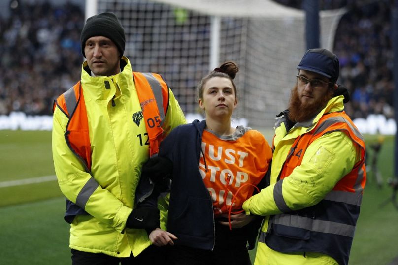 Les stewards retirent un manifestant de Just Stop Oil d'un match entre Tottenham Hotspur et West Ham United en mars.