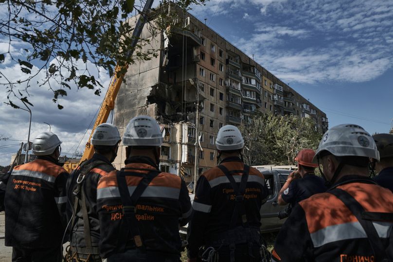 Les services d'urgence interviennent sur les lieux après qu'un missile a frappé un immeuble à Kryvyi Rih, juillet 2023