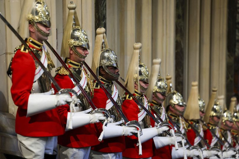 Des membres de la Household Cavalry montent la garde au porche normand avant l'ouverture officielle du Parlement au Parlement à Londres, le mardi 7 novembre 2023.