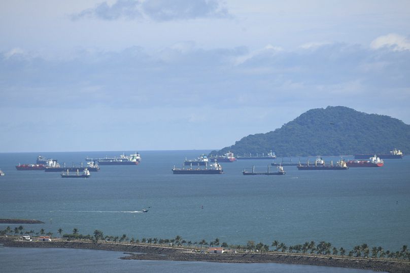 Les cargos attendent dans l'océan Pacifique pour traverser le canal de Panama pendant les retards du mois d'août, lorsque le nombre de navires a été réduit pour la première fois.