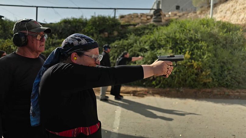 Kalanit, un technicien médical d'urgence, s'entraîne dans un stand de tir près de Beitar Illit