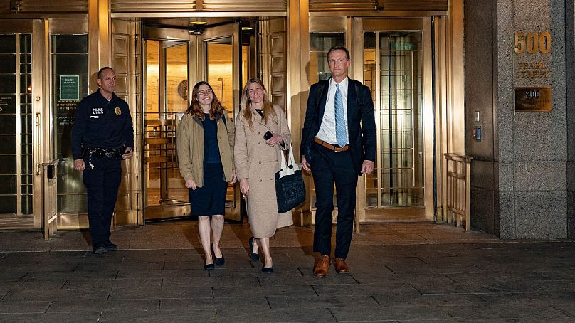 Graham Chase Robinson, au centre, et ses avocats Alexandra Hardin, au centre à gauche, et Brent Hannafan, à droite, quittent un palais de justice fédéral à New York