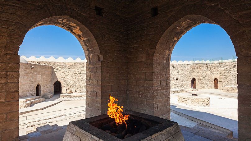 L'Azerbaïdjan, « pays du feu », est connu pour ses temples du feu, liés à l'histoire zoroastrienne du pays.