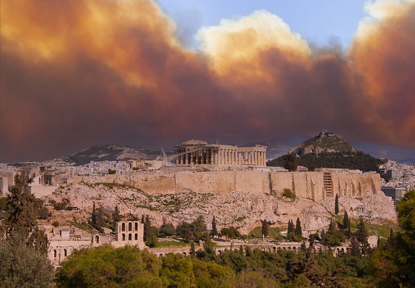 Vue de l'Acropole et du Parthénon sur fond de fumée provenant d'incendies à Athènes, Grèce