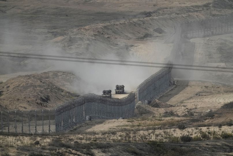 Des véhicules blindés israéliens roulent le long de la clôture autour de la bande de Gaza, vu du sud d'Israël, le jeudi 9 novembre 2023.