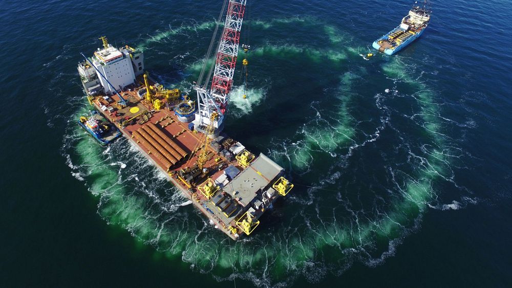 Des rideaux à bulles sont utilisés pour protéger la vie marine de la construction bruyante d'un parc éolien