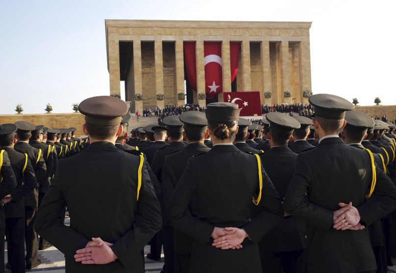 De jeunes officiers de l'armée turque se tiennent devant le mausolée du père fondateur de la nation, Mustafa Kemal Ataturk, lors d'une cérémonie à Ankara, le 10 novembre 2018.