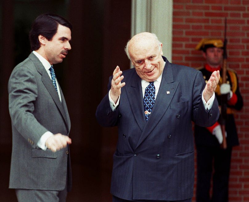 Le Premier ministre turc Suleyman Demirel, à droite, fait des gestes lors d'une séance photo avec le Premier ministre espagnol José Maria Aznar au palais de la Moncloa à Madrid, en mars 1998.