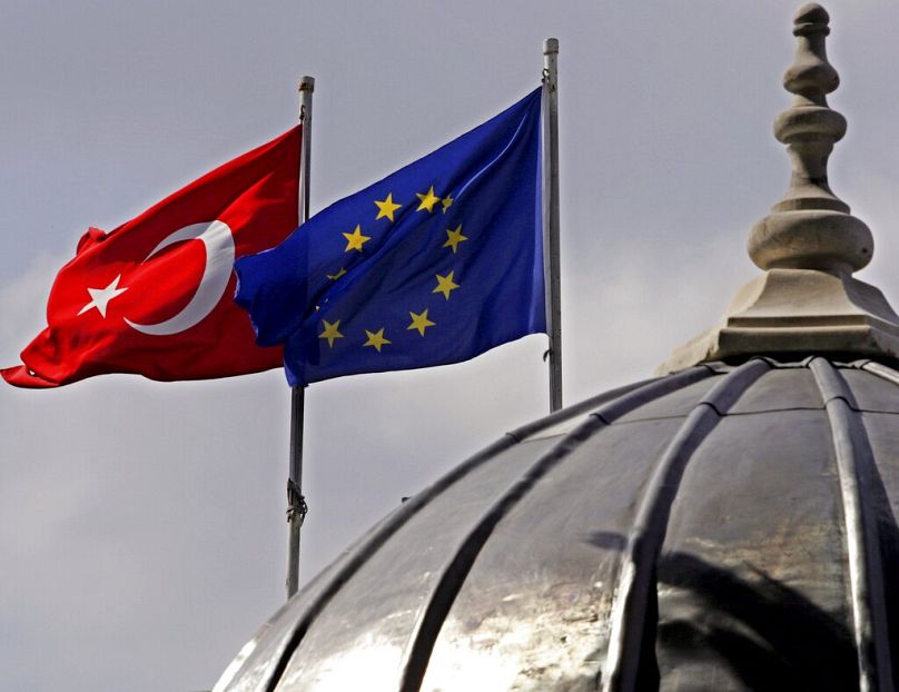 Des drapeaux turcs et européens sont visibles sur le dôme d'une mosquée à Istanbul, octobre 2005.