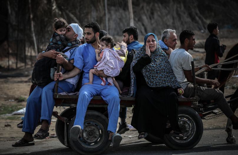 Les Palestiniens, y compris les blessés, quittent leurs maisons pour échapper aux bombardements israéliens et atteignent la partie sud de la ville de Gaza.