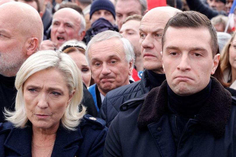 Marine Le Pen (à gauche), députée du parti d'extrême droite français Rassemblement National (RN), et Jordan Bardella (à droite), résident du RN français, assistent à la marche