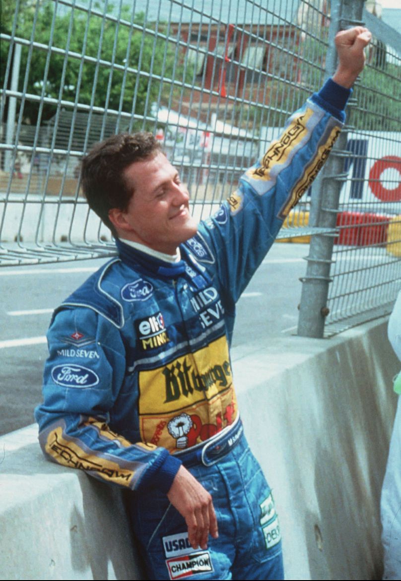 Schumacher célèbre sa victoire au titre depuis le bord de la piste, suite à l'accident