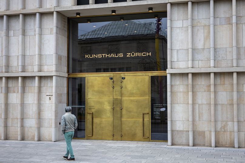 Un homme passe devant l'entrée du musée d'art Kunsthaus Zurich, le 14 mars 2023.