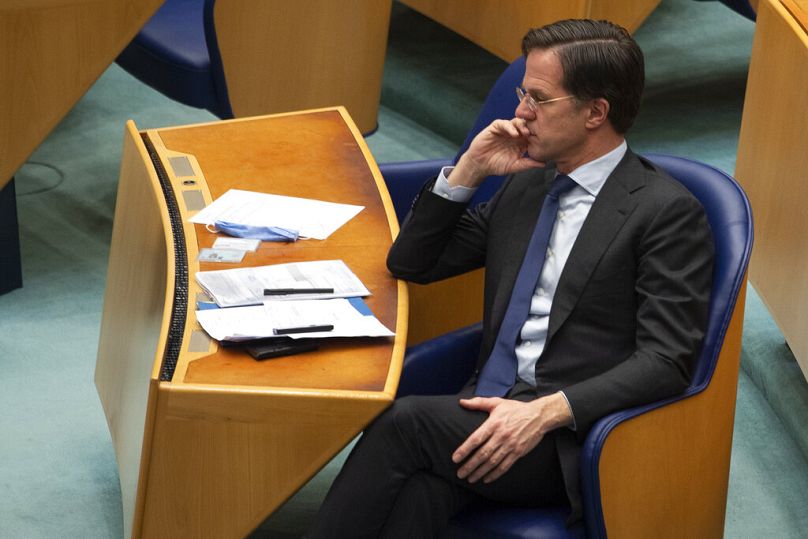 Sur cette photo d'archives, le Premier ministre néerlandais par intérim, Mark Rutte, écoute le débat au Parlement.