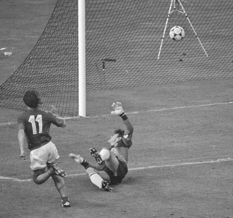 Le Français Bruno Bellone (11 ans) marque un deuxième but contre l'Espagnol Luis Arconada lors de la finale France-Espagne du Championnat d'Europe en France, le 27 juin 1984.