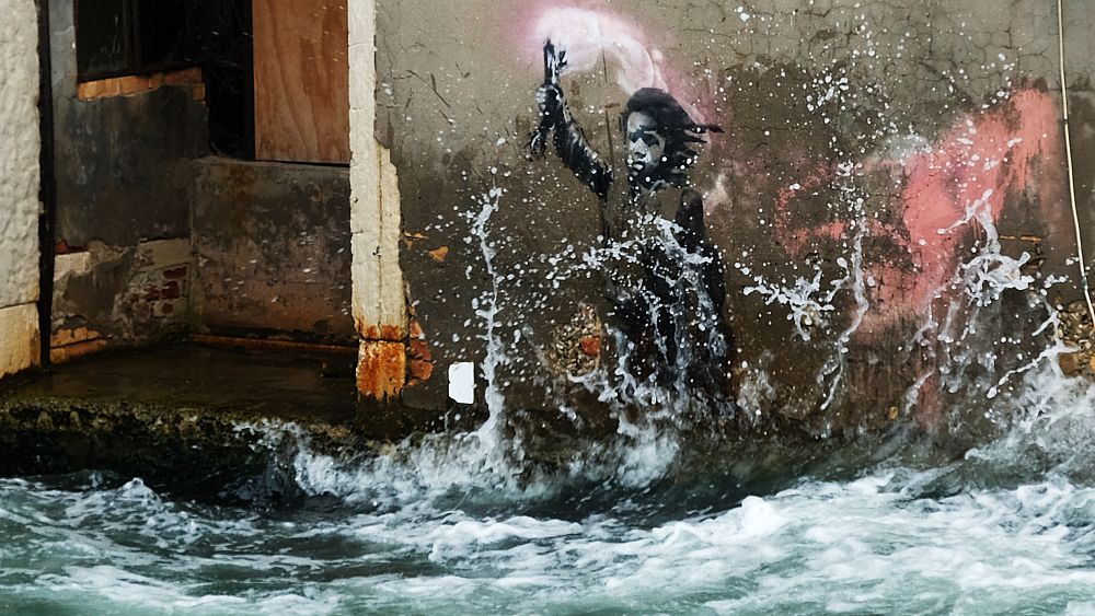 La restauration à Venise du chef-d'œuvre en voie de disparition de Banksy suscite la colère des artistes