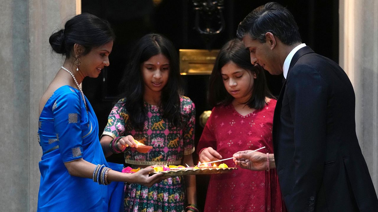 Le Premier ministre britannique Rishi Sunak, à droite, allume les bougies avec son épouse Akshata Murty et ses filles pour célébrer Diwali au 10 Downing Street à Londres.