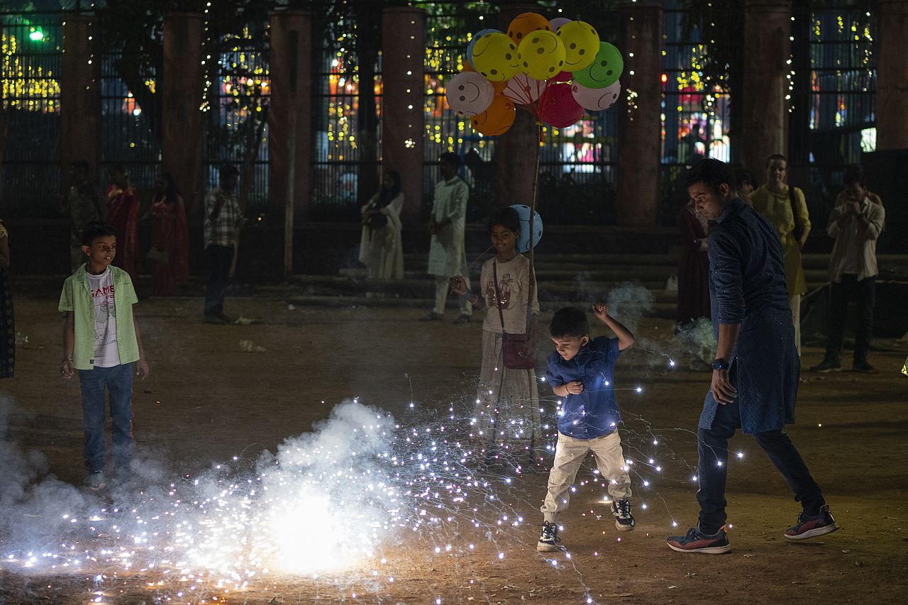 Des gens allument des pétards lors du festival des lumières Diwali à Mumbai, en Inde, le dimanche 12 novembre 2023.