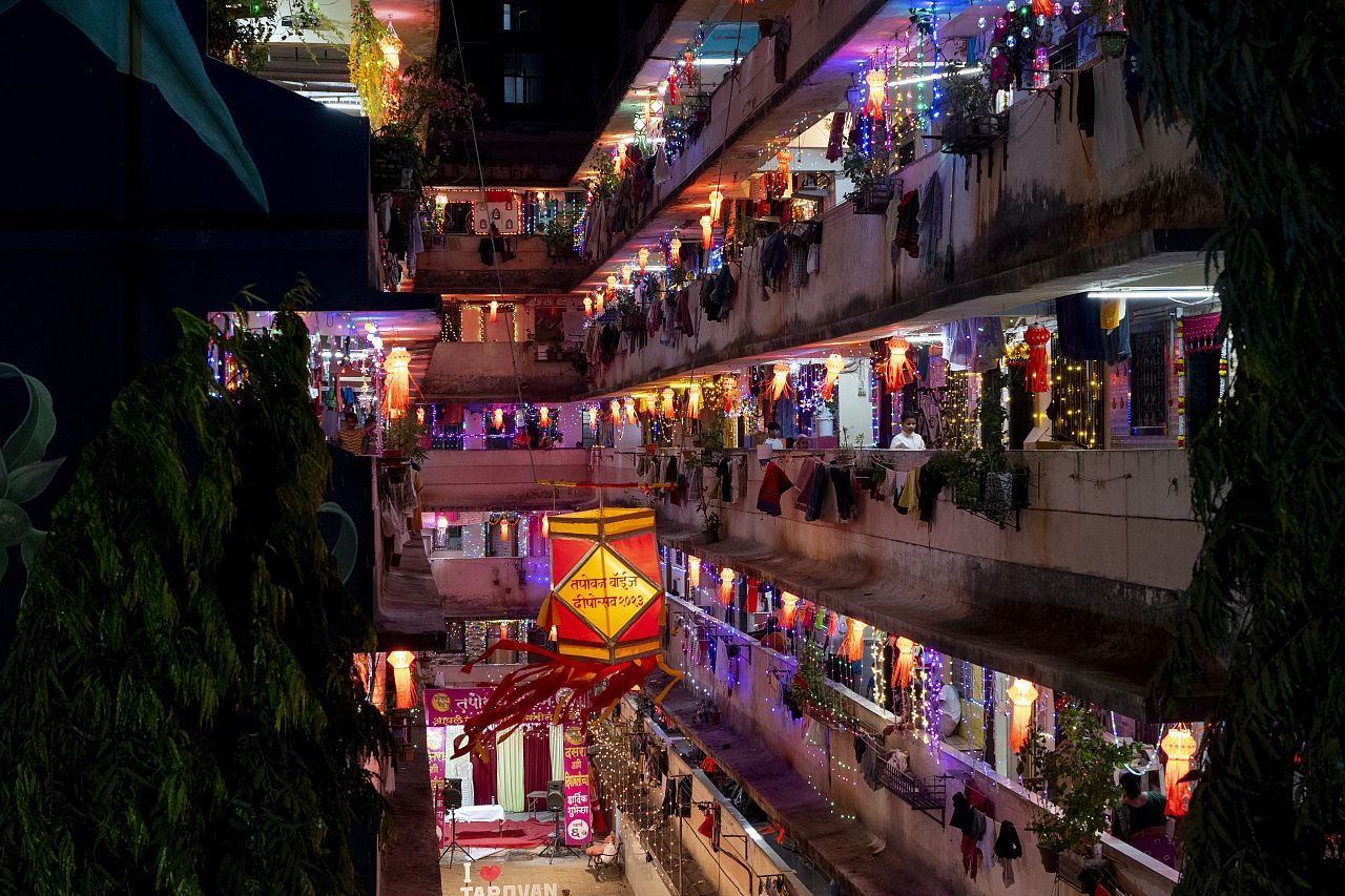Un immeuble résidentiel est décoré de lanternes et de lumières pendant Diwali, la fête des lumières à Mumbai, en Inde, le dimanche 12 novembre 2023.