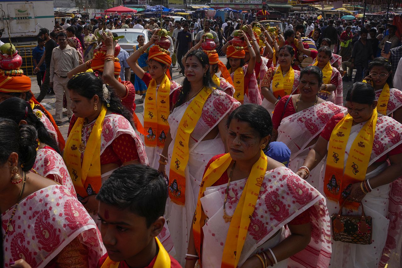Des fidèles hindous participent à une procession religieuse pendant Diwali, la fête hindoue des lumières à Hyderabad, en Inde, le dimanche 12 novembre 2023.