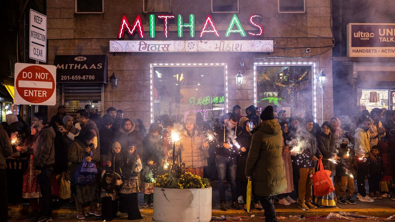 Des gens organisent des feux d'artifice alors qu'ils célèbrent « Diwali », la fête hindoue des lumières, à Jersey City, New Jersey, le 12 novembre 2023.
